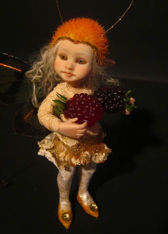 Little Fairy fae Mabel and the blackberries